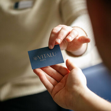 Eine Palliativmedizinerin übergibt einem Angehörigen in Neuhofen eine Visitenkarte der SAPV vitaLu